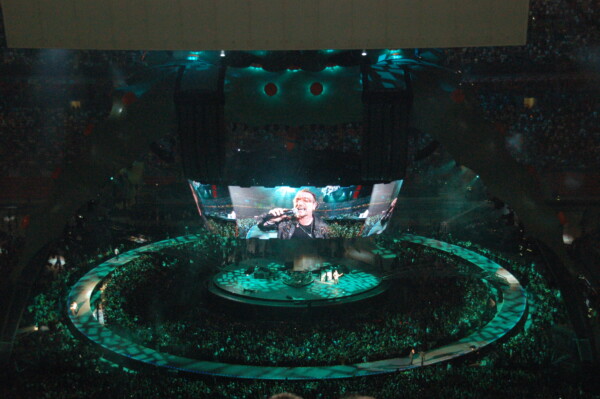 maxi schermo 360° TOUR U2. BONO